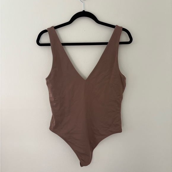 Aritzia Babaton V Neck Bodysuit Large - Picture 2 of 5